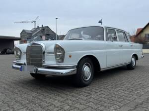 Image 7/29 de Mercedes-Benz 230 S (1965)