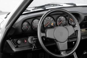 Image 17/46 de Porsche 911 Carrera 3.2 (1984)
