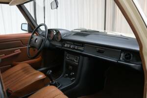 Imagen 8/12 de Mercedes-Benz 200 (1974)