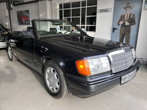 Image 2/28 of Mercedes-Benz 300 CE-24 (1993)