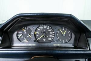 Image 34/50 of Mercedes-Benz 200 (1986)