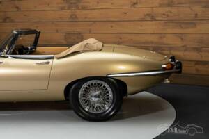 Image 16/18 de Jaguar E-Type (1967)