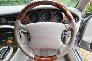 Immagine 40/50 di Jaguar XJ 8 Executive (2002)
