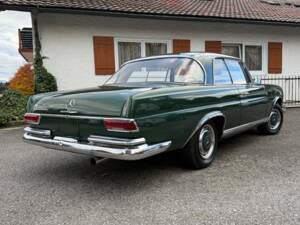 Afbeelding 2/46 van Mercedes-Benz 220 SE b (1961)