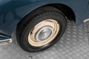 Image 28/50 of Morris Minor 1000 Traveller (1968)