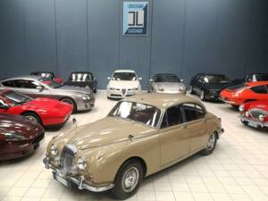 Image 2/64 of Daimler V8-250 (1969)