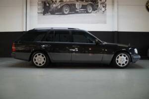 Bild 28/50 von Mercedes-Benz E 280 T (1994)