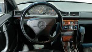 Bild 10/40 von Mercedes-Benz E 500 (1993)