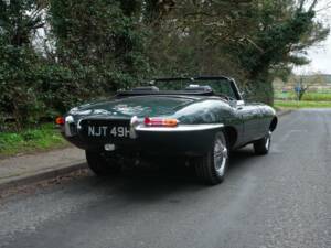 Image 24/25 de Jaguar E-Type (1970)