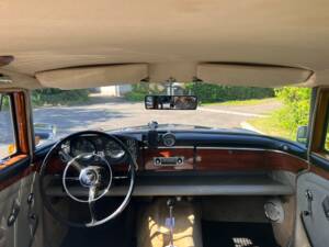 Image 13/14 of Rover 3 Litre Mk II (1965)