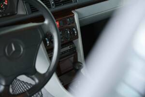 Bild 47/50 von Mercedes-Benz 500 E (1993)