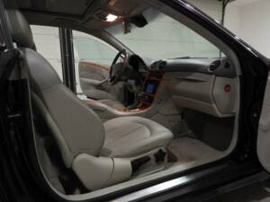 Immagine 9/15 di Mercedes-Benz CLK 320 (2002)