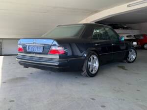 Image 12/25 of Mercedes-Benz E 500 Limited (1994)