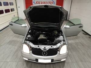 Image 8/10 of Mercedes-Benz SLK 200 (1998)