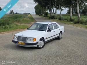 Afbeelding 2/42 van Mercedes-Benz 300 E (1986)