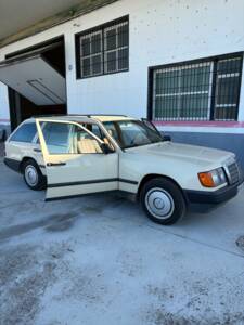 Immagine 2/14 di Mercedes-Benz 230 TE (1987)