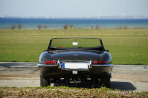 Image 6/20 of Jaguar E-Type 4.2 (1966)