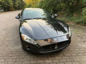 Image 2/22 of Maserati GranTurismo 4.2 (2008)