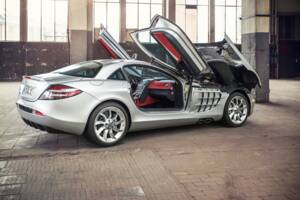 Image 12/61 of Mercedes-Benz SLR McLaren (2004)