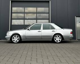 Bild 3/4 von Mercedes-Benz E 500 (1994)