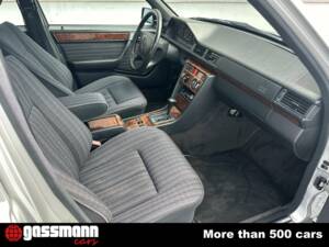 Image 12/15 of Mercedes-Benz 300 TD (1992)