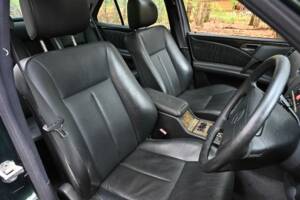 Image 37/50 of Mercedes-Benz E 320 (1998)