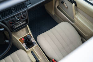 Imagen 31/42 de Mercedes-Benz 190 E (1984)