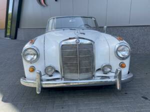 Afbeelding 4/36 van Mercedes-Benz 220 SE Cabriolet (1960)