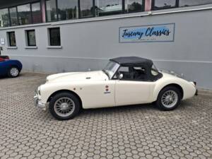 Image 2/16 of MG MGA 1500 (1958)