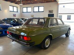 Immagine 7/91 di Mercedes-Benz 240 D (1981)