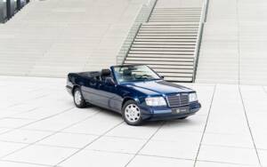 Image 3/45 of Mercedes-Benz E 220 (1995)