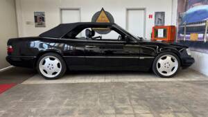 Image 34/36 of Mercedes-Benz E 320 (1995)