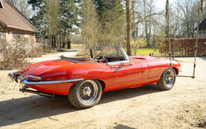 Image 12/54 of Jaguar Type E 4.2 (1965)