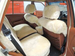 Image 20/36 of Mercedes-Benz 300 TD Turbodiesel (1982)