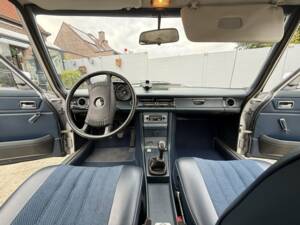 Image 2/8 of Mercedes-Benz 230/4 (1975)
