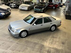 Afbeelding 2/62 van Mercedes-Benz E 500 (1995)