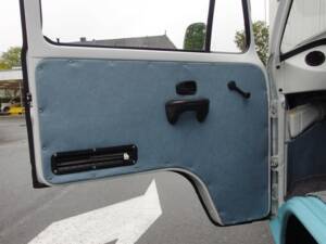 Bild 39/99 von Volkswagen T2b Kastenwagen (1977)