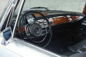 Image 20/48 of Mercedes-Benz 280 SE (1969)