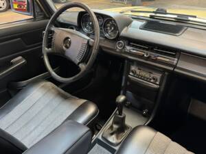 Immagine 11/35 di Mercedes-Benz 200 (1975)