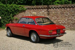 Imagen 2/50 de Alfa Romeo Giulia GT 1300 Junior (1975)