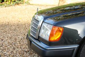 Image 34/50 of Mercedes-Benz 200 E (1992)