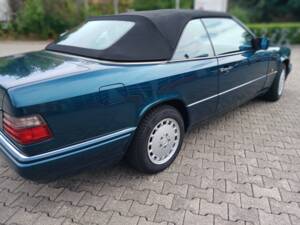 Image 5/29 of Mercedes-Benz E 200 (1995)