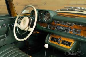 Immagine 2/12 di Mercedes-Benz 280 SE 3,5 (1970)