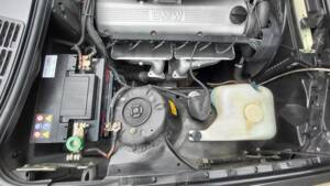 Immagine 34/53 di BMW 320i (1989)