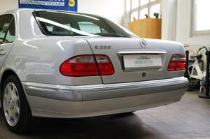 Bild 10/38 von Mercedes-Benz E 200 Kompressor (2001)