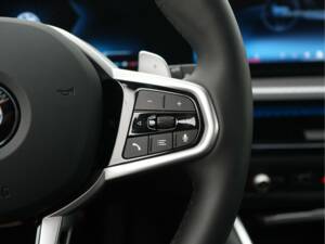 Image 30/50 of BMW 330i xDrive Touring (2025)