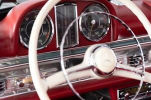Image 29/36 of Mercedes-Benz 300 SL Roadster (1961)
