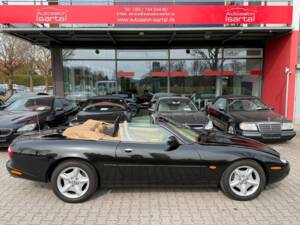 Image 5/34 of Jaguar XK8 4.0 (1997)