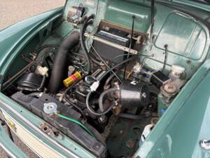 Image 18/26 of Morris Minor 1000 Traveller (1971)