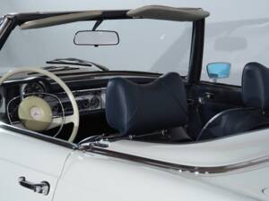 Afbeelding 21/57 van Mercedes-Benz 280 SL (1969)